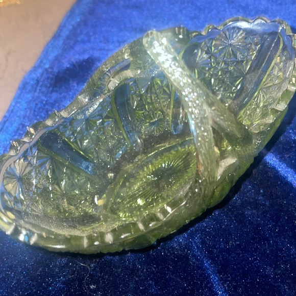 Vintage Fenton Daisy & Button Colonial Green Glass Basket Split Twig Handle - Picture 1 of 4